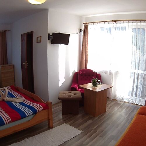 Izba so sprchou s balkónom pre 3 os.