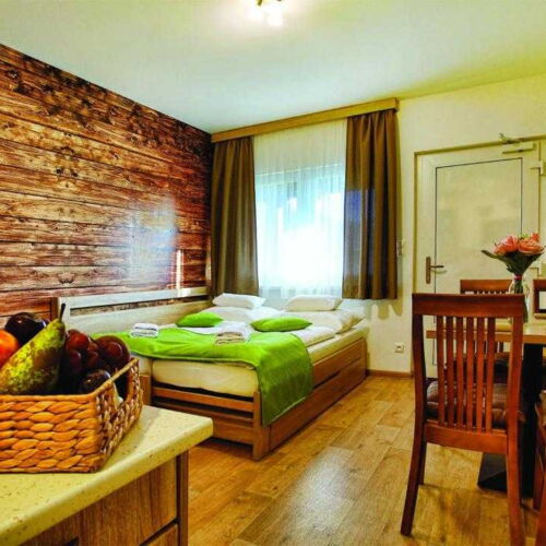 Apartament cu chicinetă proprie cu vedere spre grădină cu 2 camere pentru 4 pers.