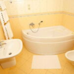 Zweibettzimmer mit Badezimmer und Dusche (Zusatzbett möglich)