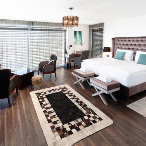 Camera dubla business cu vedere spre oraș