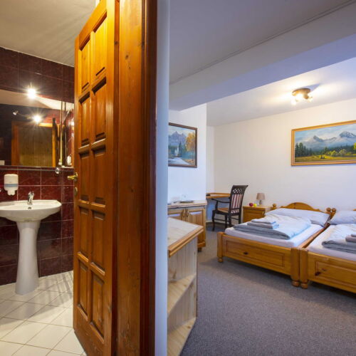 Zweibettzimmer mit Dusche