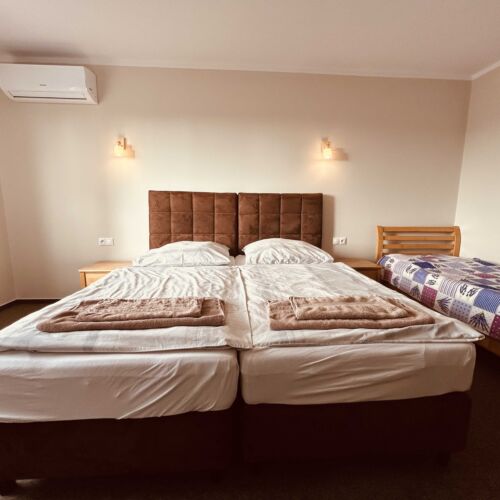 Camera tripla cu duș cu aer condiționat