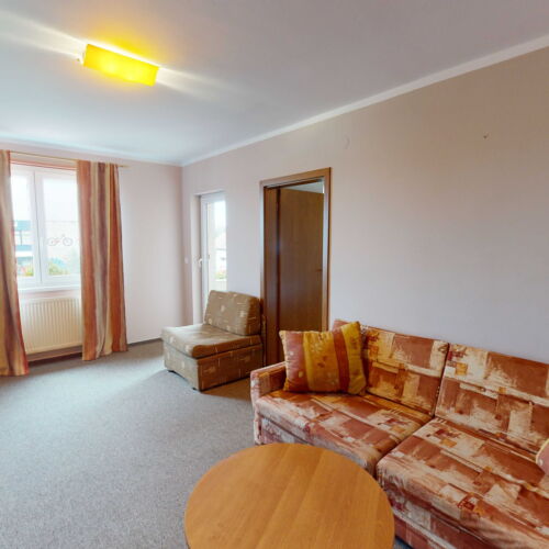 Camera twin cu duș cu aer condiționat (se poate solicita pat suplimentar)