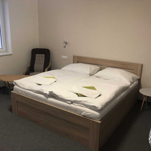 Camera dubla cu duș cu chicinetă proprie