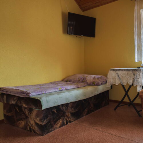 Izba so sprchou so spoločnou kuchynkou pre 3 os.