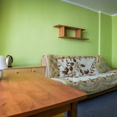 Pokój 2-osobowy na piętrze ze wspólną łazienką (możliwa dostawka)