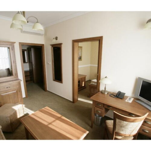 Pokoj s klimatizací se sprchou s manželskou postelí