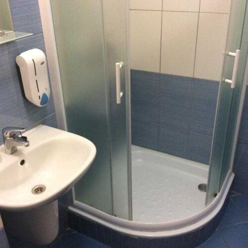 Zweibettzimmer mit Dusche (Zusatzbett möglich)