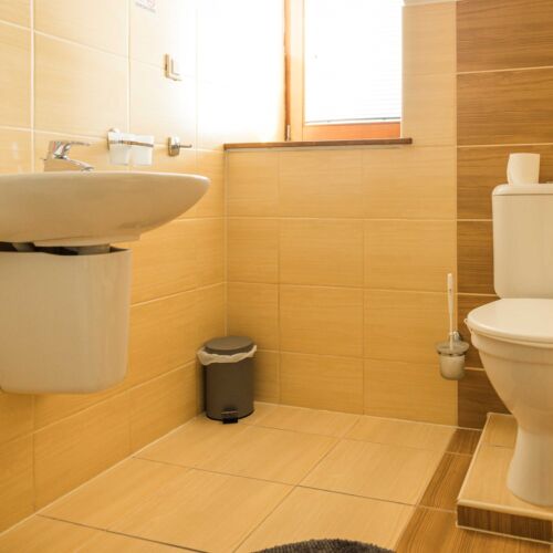 Zweibettzimmer mit Klimaanlage und Dusche