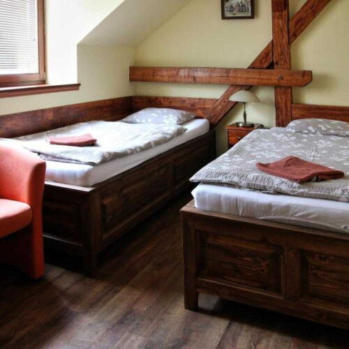 Zweibettzimmer mit Klimaanlage und Dusche