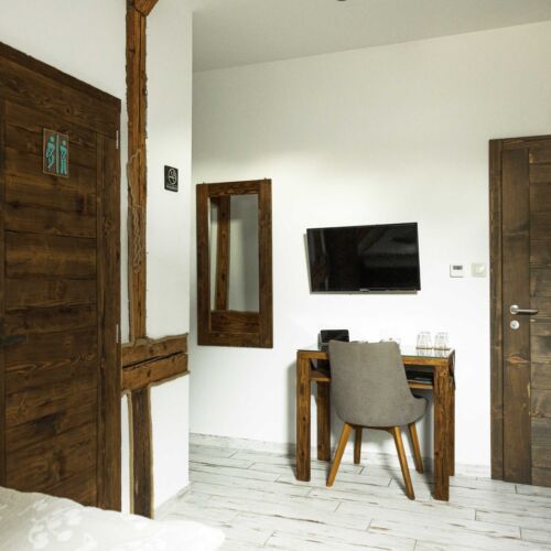 Doppelzimmer mit Klimaanlage und Dusche