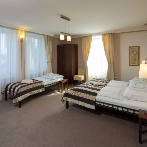 Upstairs Triple Room ensuite