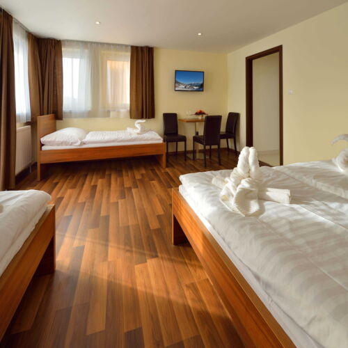 Pokoj se sprchou s balkónem pro 4 os.