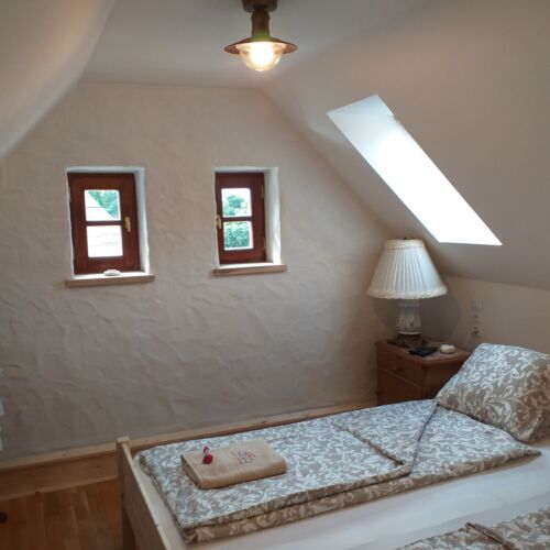 Camera dubla romantică la mansardă