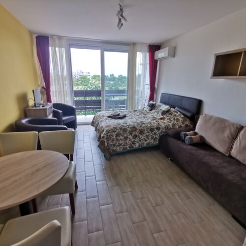 Apartament 4-osobowy z balkonem z klimatyzacją z 1 pomieszczeniem sypialnianym