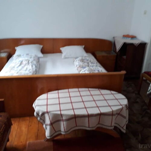 Camera tripla la parter