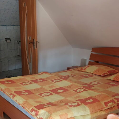 Camera dubla la mansardă cu baie