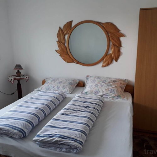 Apartament la etaj cu baie cu 2 camere pentru 4 pers. (se poate solicita pat suplimentar)