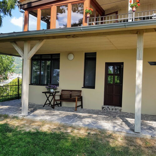 Izba so sprchou s terasou pre 2 os.