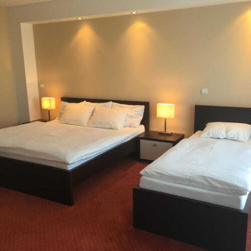 Pokój 4-osobowy z prysznicem z klimatyzacją (możliwa dostawka)