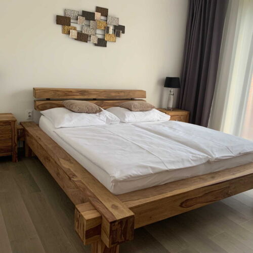 Pokoj se sprchou s terasou s manželskou postelí