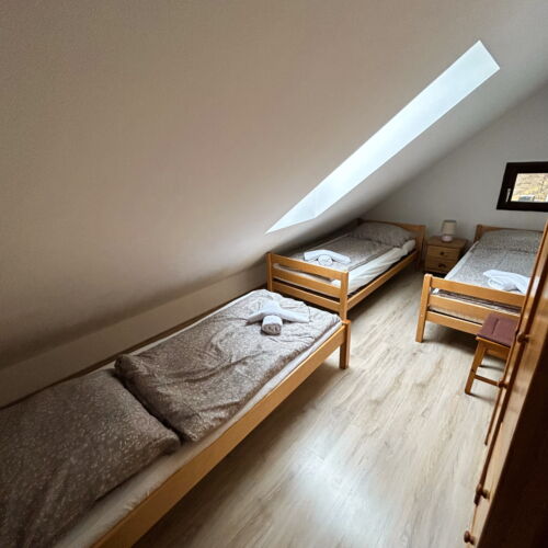 Apartament 6-osobowy na poddaszu Przyjazny podróżom rodzinnym z 3 pomieszczeniami sypialnianymi