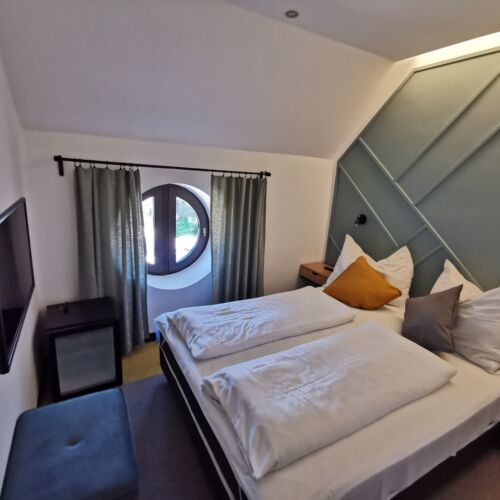 Camera dubla la etaj cu vedere spre lac