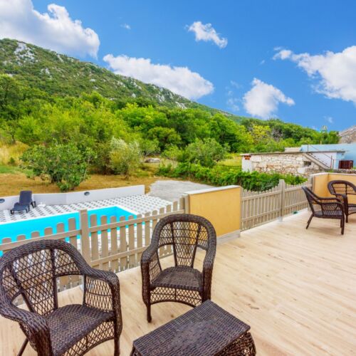 Balcony Holiday Home for 10 Persons air Conditioned