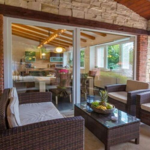 Domek całoroczny 6-osobowy cały dom pokój od strony basenu