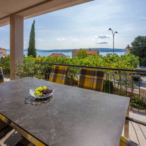 Apartman s terasou pro 6 os. se 3 ložnicemi s výhledem na moře (s možností přistýlky)