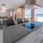 Apartament 8-osobowy z klimatyzacją z widokiem na morze z 4 pomieszczeniami sypialnianymi (możliwa dostawka)