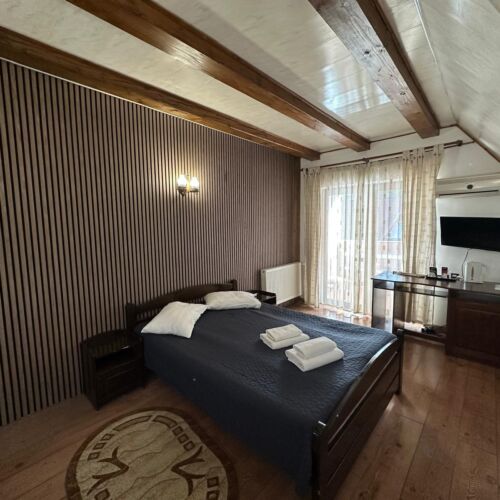 Camera dubla la etaj cu balcon