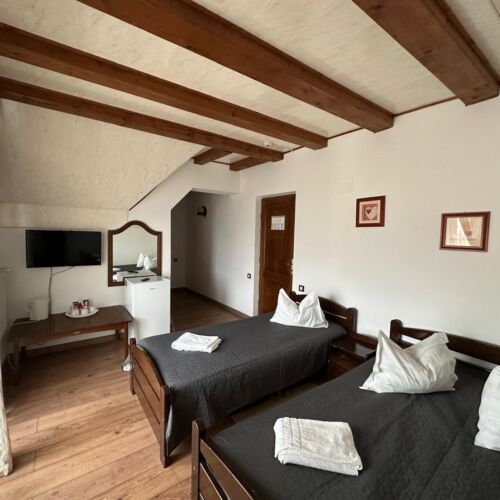 Camera tripla la etaj cu balcon