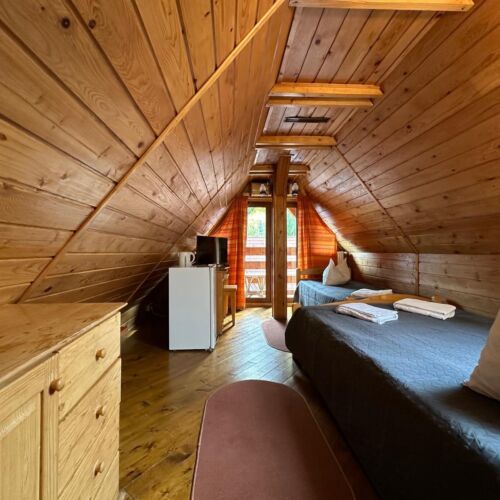 Camera tripla la mansardă cu balcon