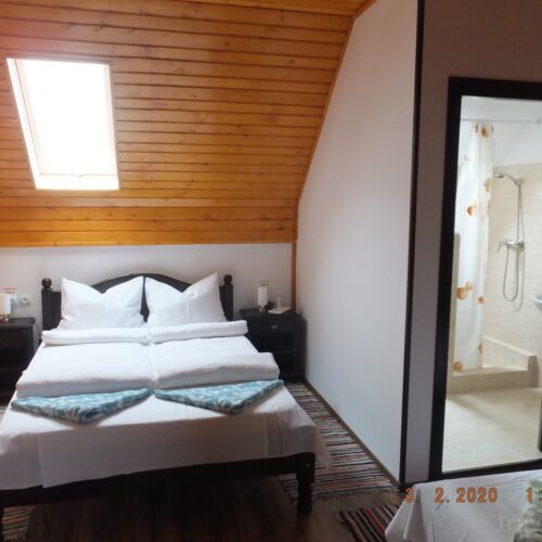 Emeleti fürdőszobás háromágyas szoba