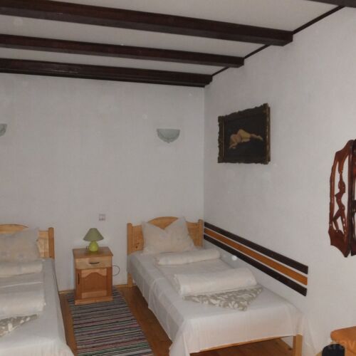 Földszintes fürdőszobás kétágyas szoba