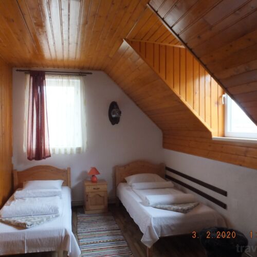 Emeleti fürdőszobás kétágyas szoba