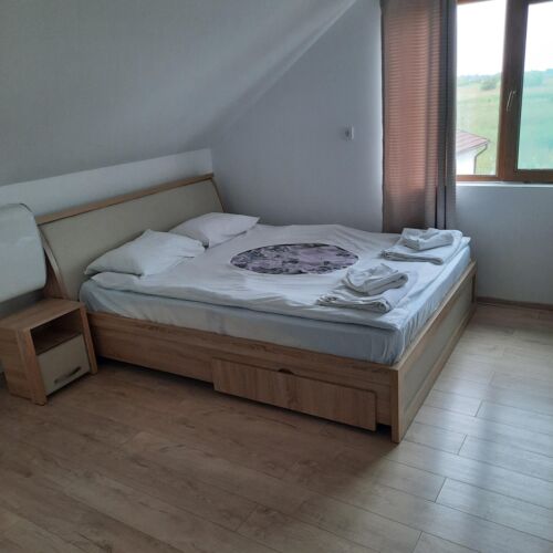 Camera tripla cu vedere spre râu cu vedere spre grădină