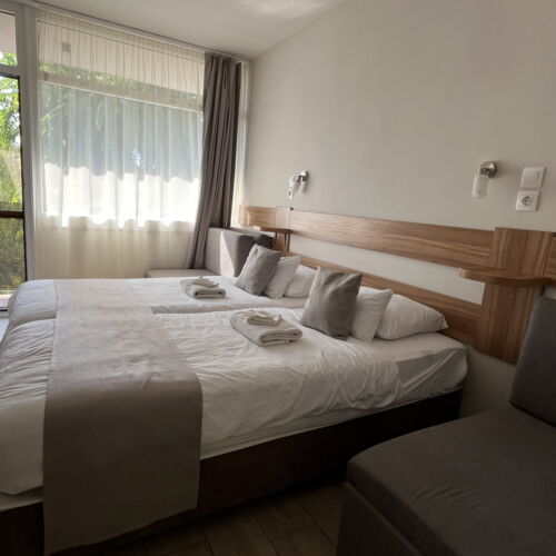 Pokój 2-osobowy z balkonem z widokiem na jezioro (możliwa dostawka)