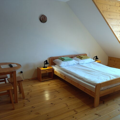 Camera tripla la etaj cu vedere spre munte