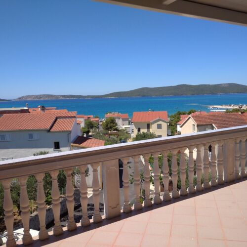 Apartament cu panoramă cu vedere spre mare cu 2 camere pentru 4 pers.