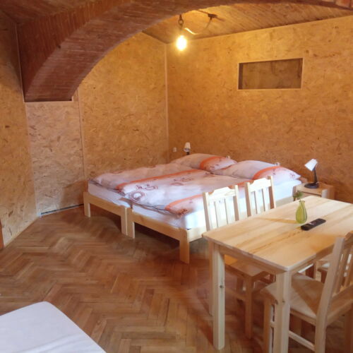 Pokoj s manželskou postelí v suterénu  (s možností přistýlky)