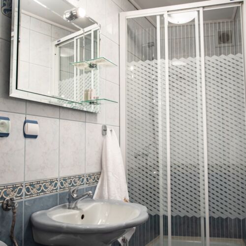Quadruple Room ensuite with LCD/Plasma TV