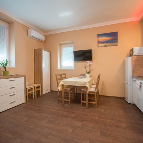 Apartament familial(ă) la etaj cu 2 camere pentru 4 pers. (se poate solicita pat suplimentar)