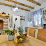 Apartman s klimatizací s terasou pro 5 os. se 2 ložnicemi A-18098-c