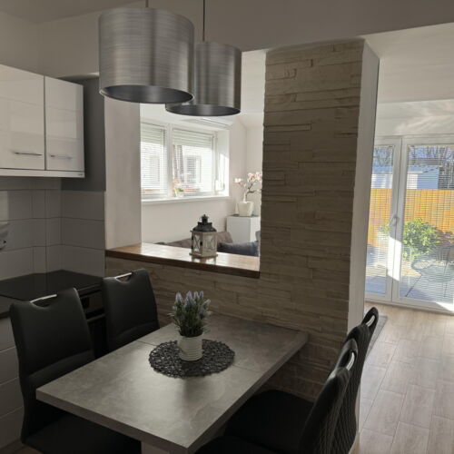 Apartament 4-osobowy na parterze z widokiem na dziedziniec z 2 pomieszczeniami sypialnianymi