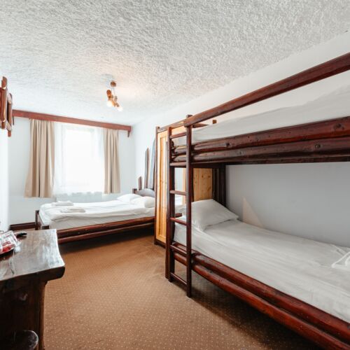 Camera cvadrupla cu baie