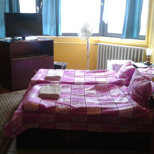 Pokoj se sprchou s manželskou postelí na poschodí