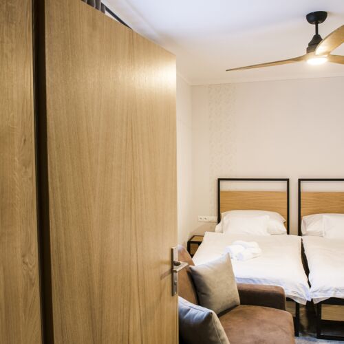 Izba s kúpeľňou s klimatizáciou pre 2 os. (s možnosťou prístelky)