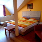 Pokoj s manželskou postelí s výhledem do zahrady v podkroví